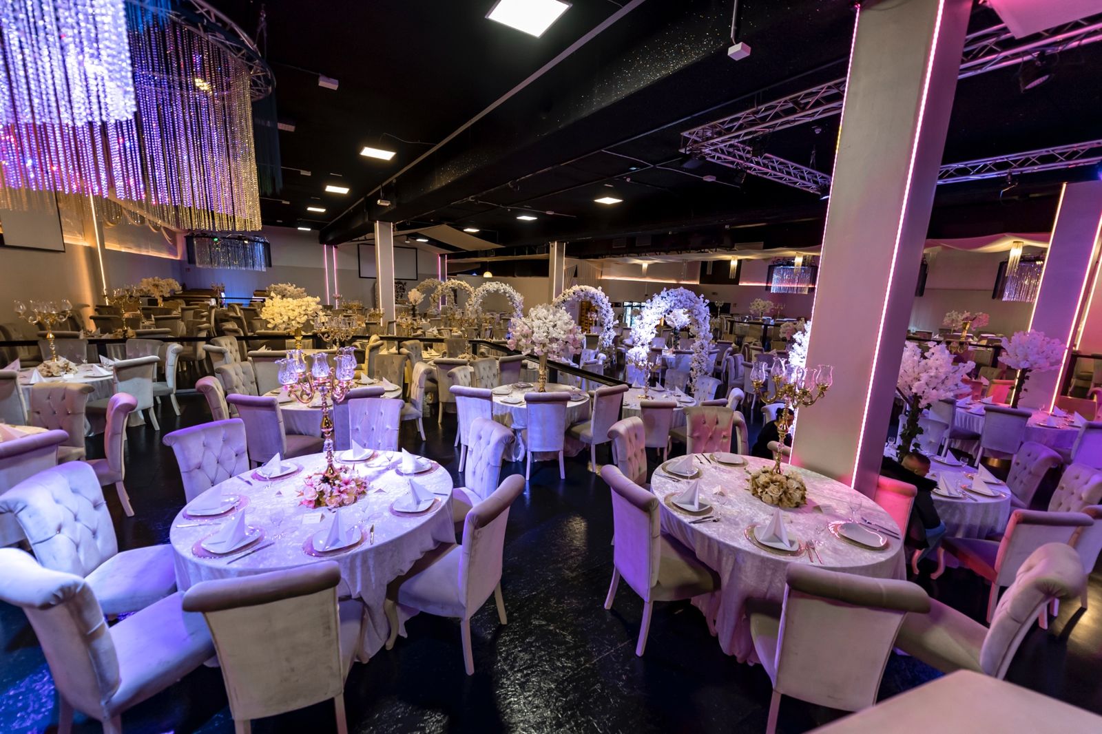 Festsaal Suite der Masaal Eventlocation mit eingedeckten Rundtischen